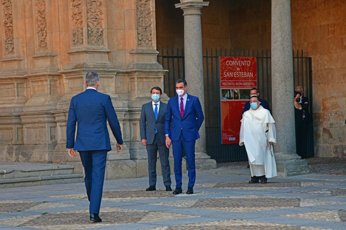 Foto-del-Rey-Felipe-VI-con-el-presidente-del-Gobierno-y-el-de-la-Junta-de-Cy-L-en-la-Cumbre-Presidentes-en-Salamanca-foto-Agustín-Millán.1jpg