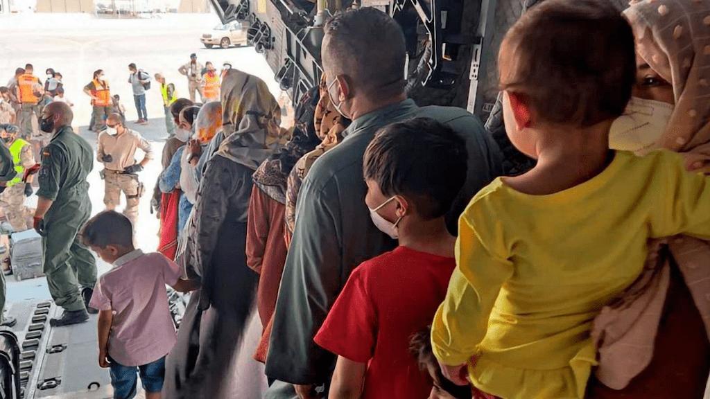 Refugiados afganos llegan a la base de Torrejón.