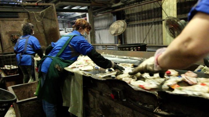 Mujeres trabajando en cadena