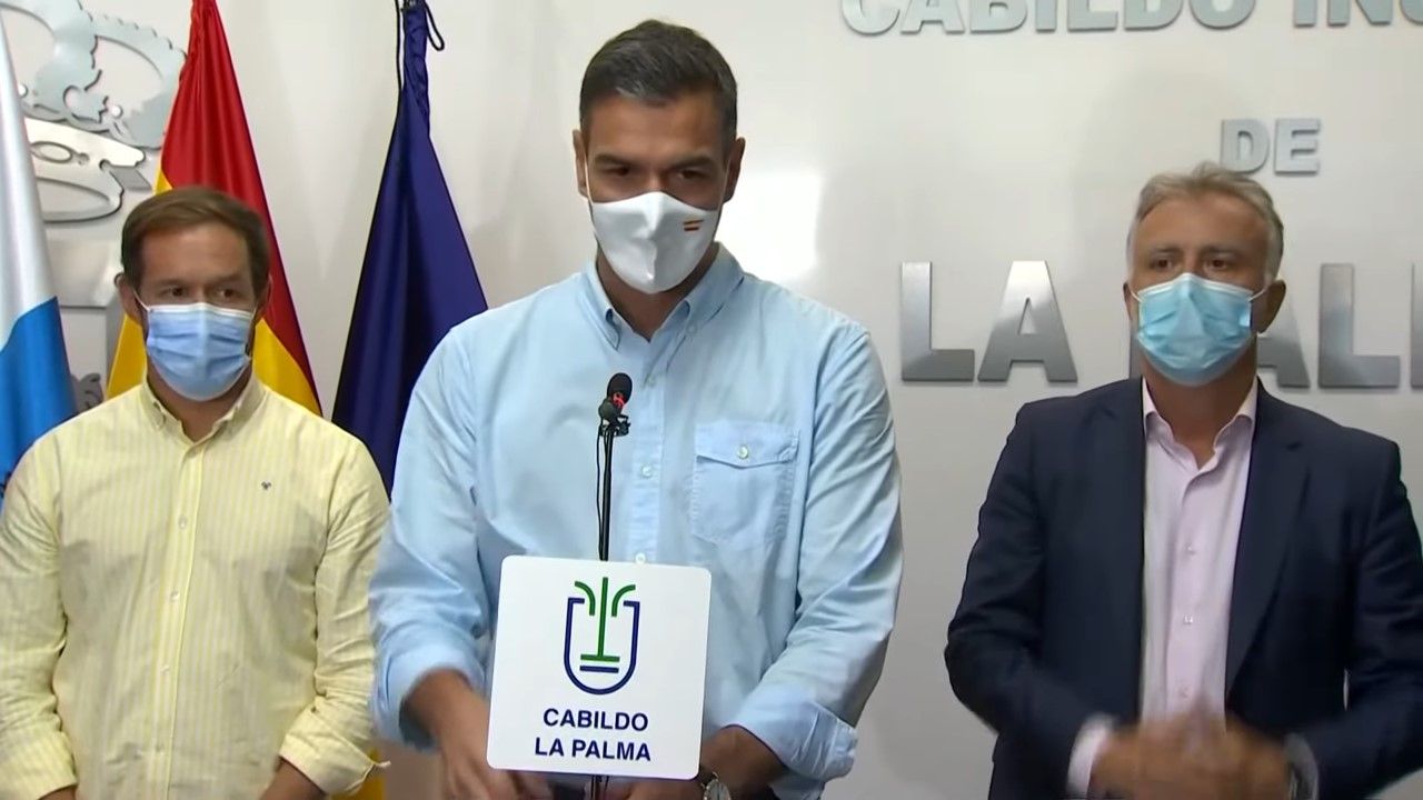 Sánchez durante su visita al volcán de La Palma.