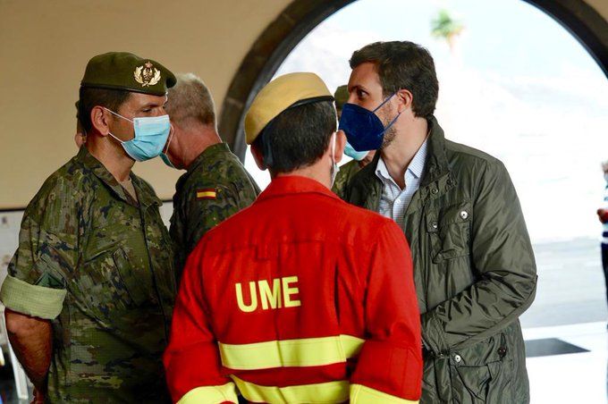 Casado posando con miembros de la UME en La Palma