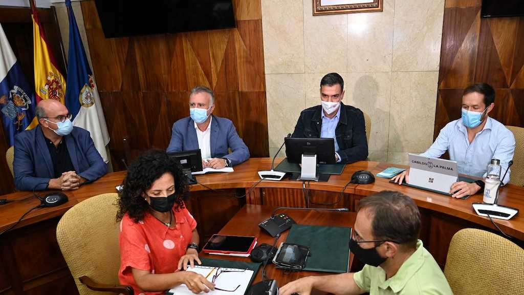 Sánchez durante su visita al volcán de La Palma.