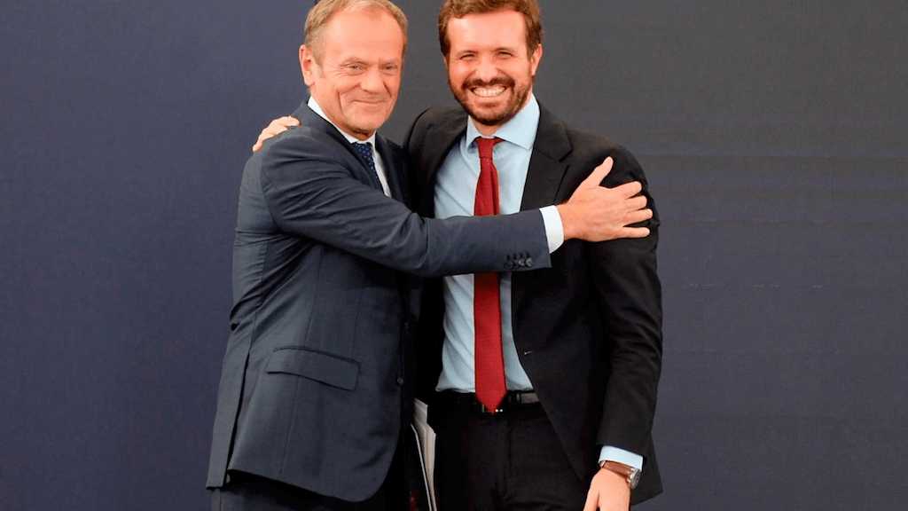 Casado con Donald Tusk, en la convención nacional del PP.