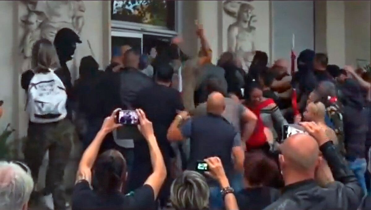 Las-escuadras-fascistas-de-Mussolini-resurgen-en-Roma-con-el-ataque-a-la-sede-del-sindicato-CGIL