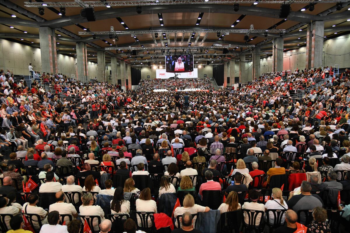 El auditoria de la Feria de Sevilla a rebosar para recibir a Pedro Sánchez, foto Agustín Millán