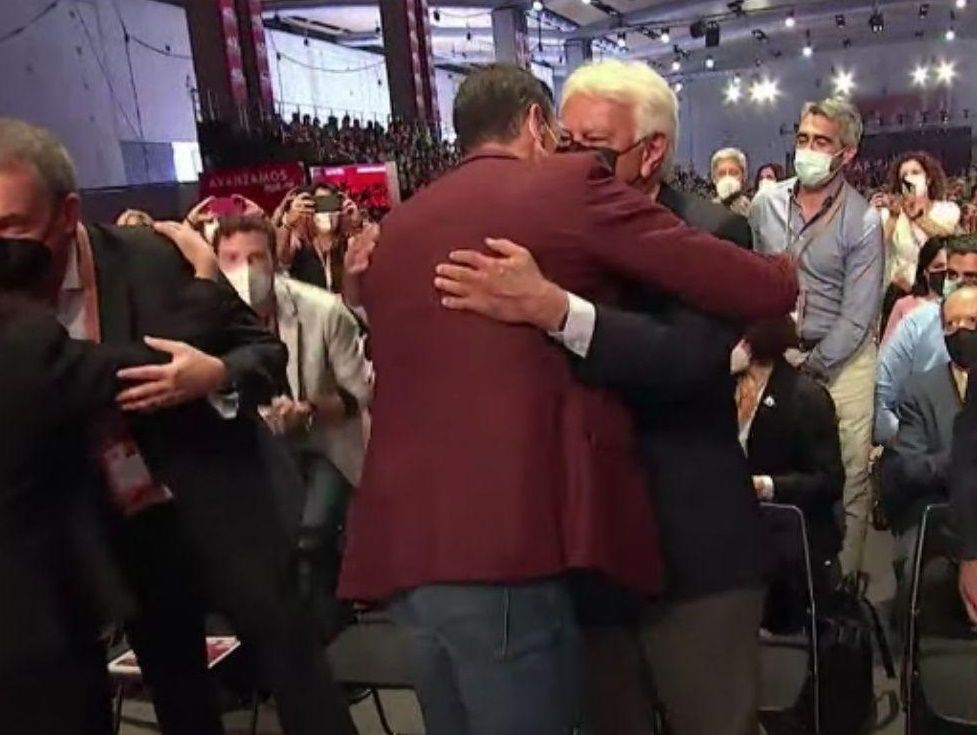 Pedro Sánchez y Felipe González se abrazan en el 40 Congreso federal.