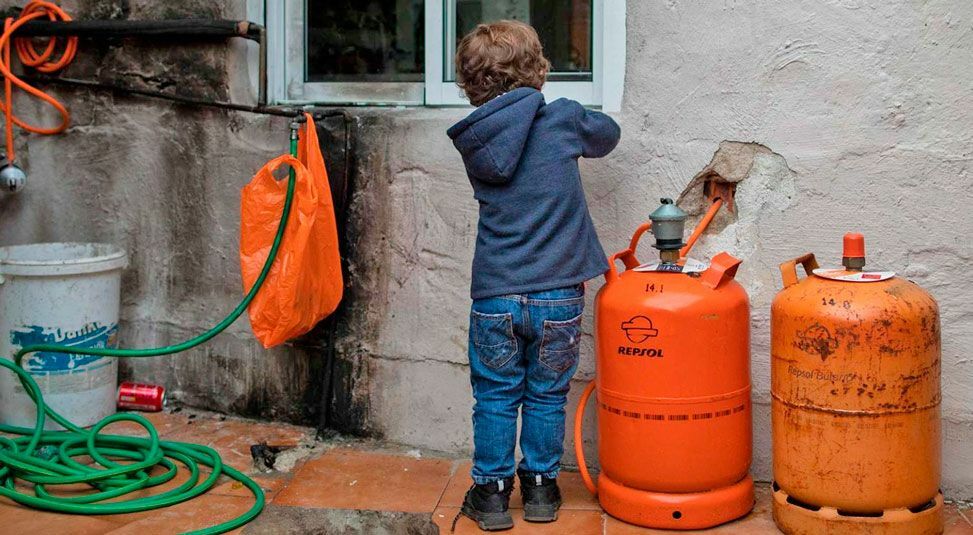 Almeida-se-gastará-más-de-cien-mil-euros-en-el-festival-de-la-Luz,-mientras,-los-niños-de-La-Cañada-Real,-sin-luz