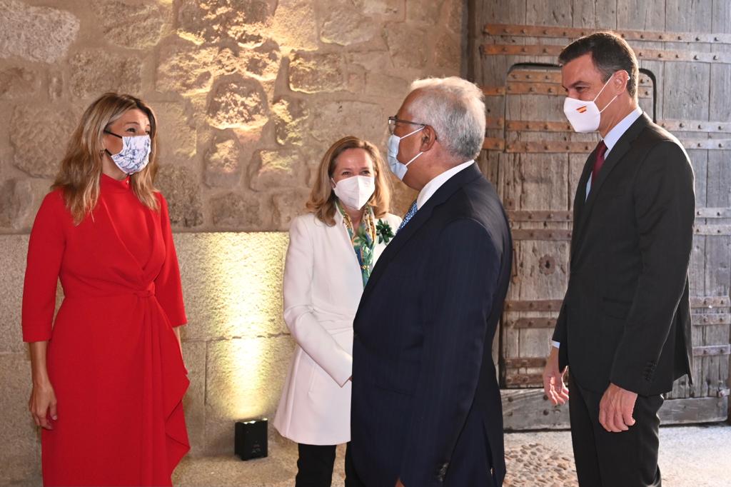 Diaz y Calviño en la Cumbre Hispano Portuguesa frente a Pedro Sánchez y el primer ministro de Portugal, Antonio Costa. Foto Moncloa