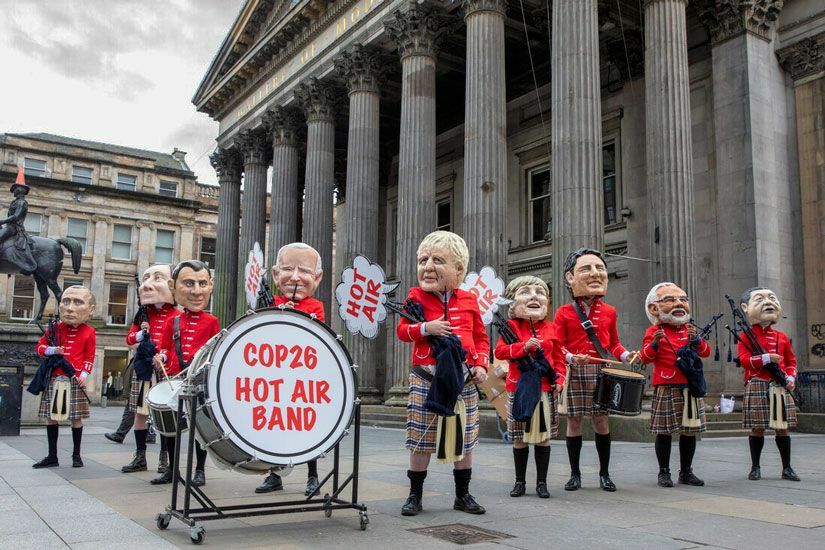 Cabezudos-de-Oxfam-representando-a-líderes-mundiales-en-Glasgow-el-pasado-1-de-noviembre.--Foto-Andy-Aitchison-Oxfam