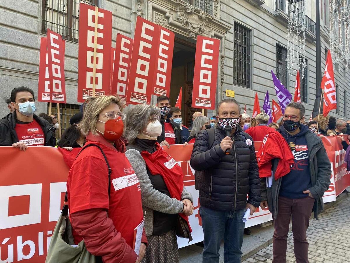 Comisiones obreras se manifiesta frente al ministerio de hacienda para exigir mejoras en los servicios públicos de la Administración del Estado