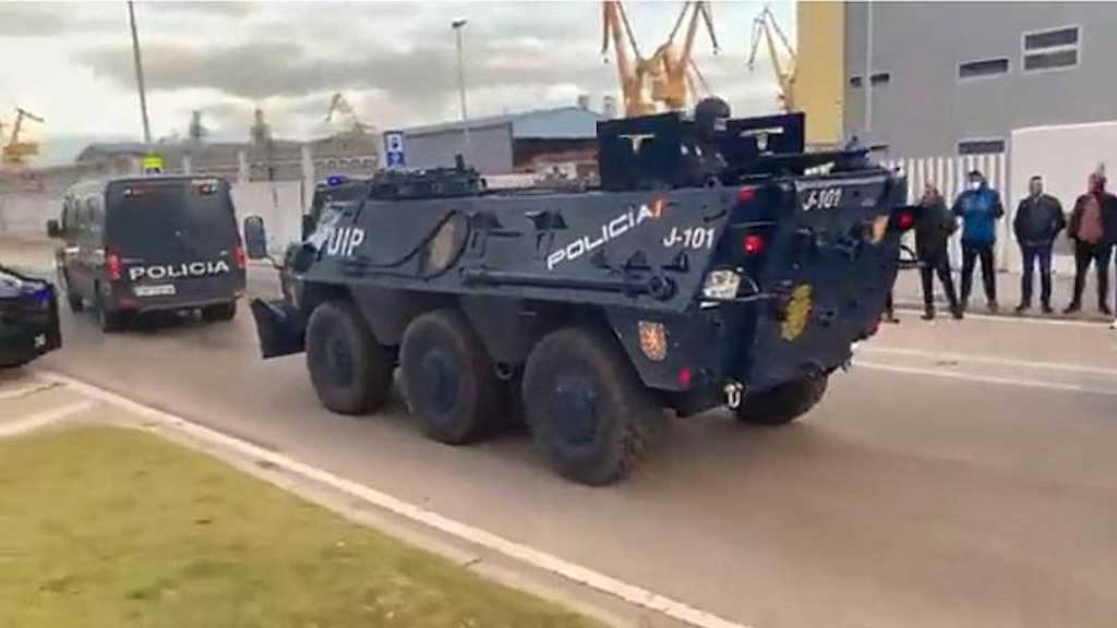 La tanqueta del Ejército entra en Navantia.