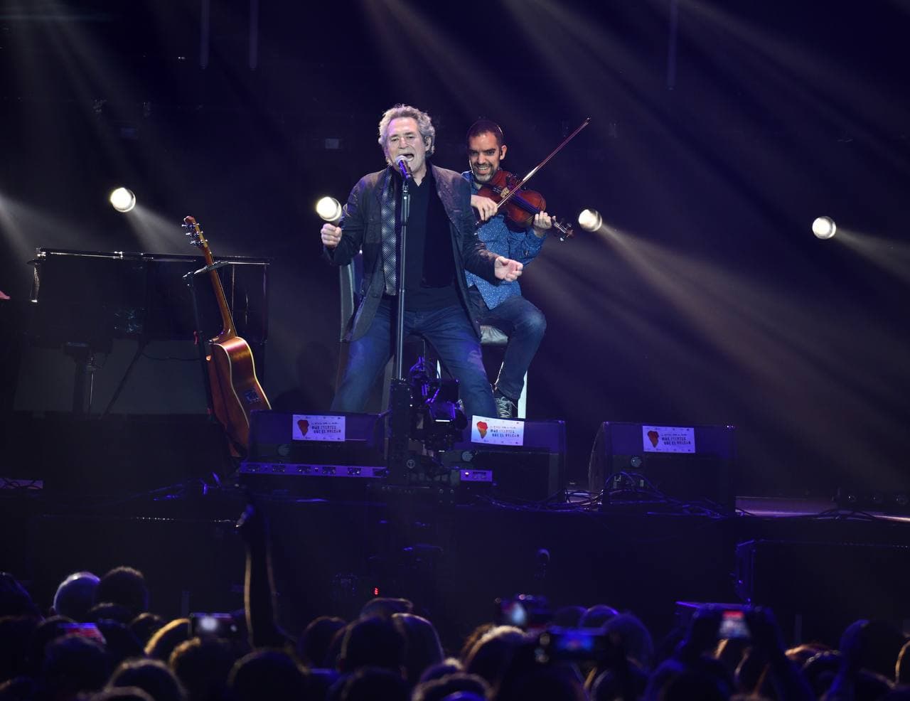 Miguel Rios 'Más fuertes que el volcán' La Palma se llena de música en una noche solidaria foto Agustín Millán