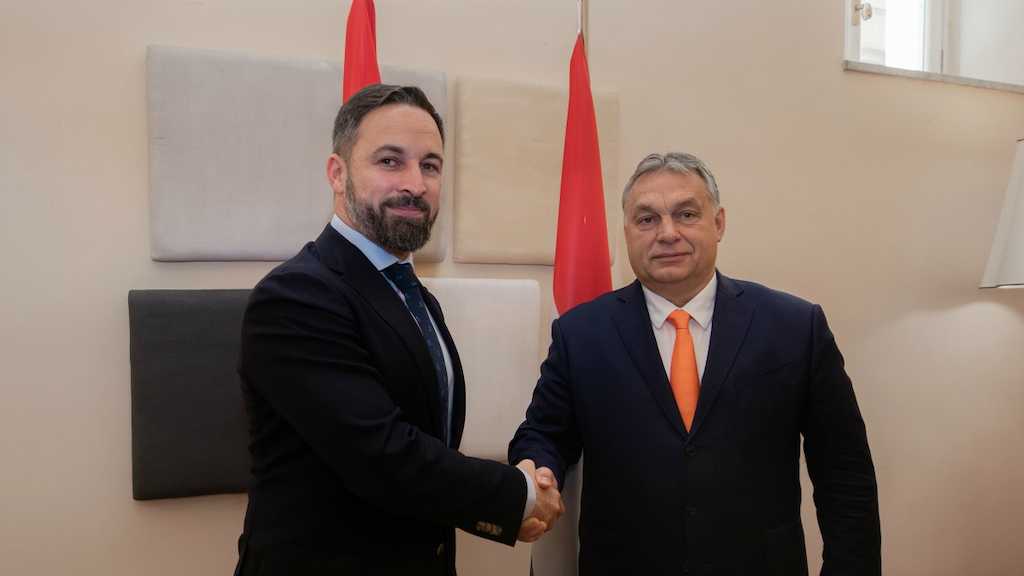 Abascal con el líder húngaro Viktor Orbán, tradicional aliado de Putin.