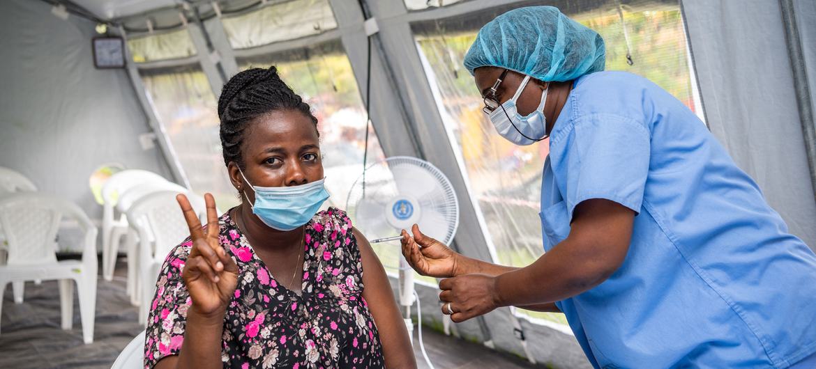 Mujer recibe la vacuna Covid. Foto Unicef