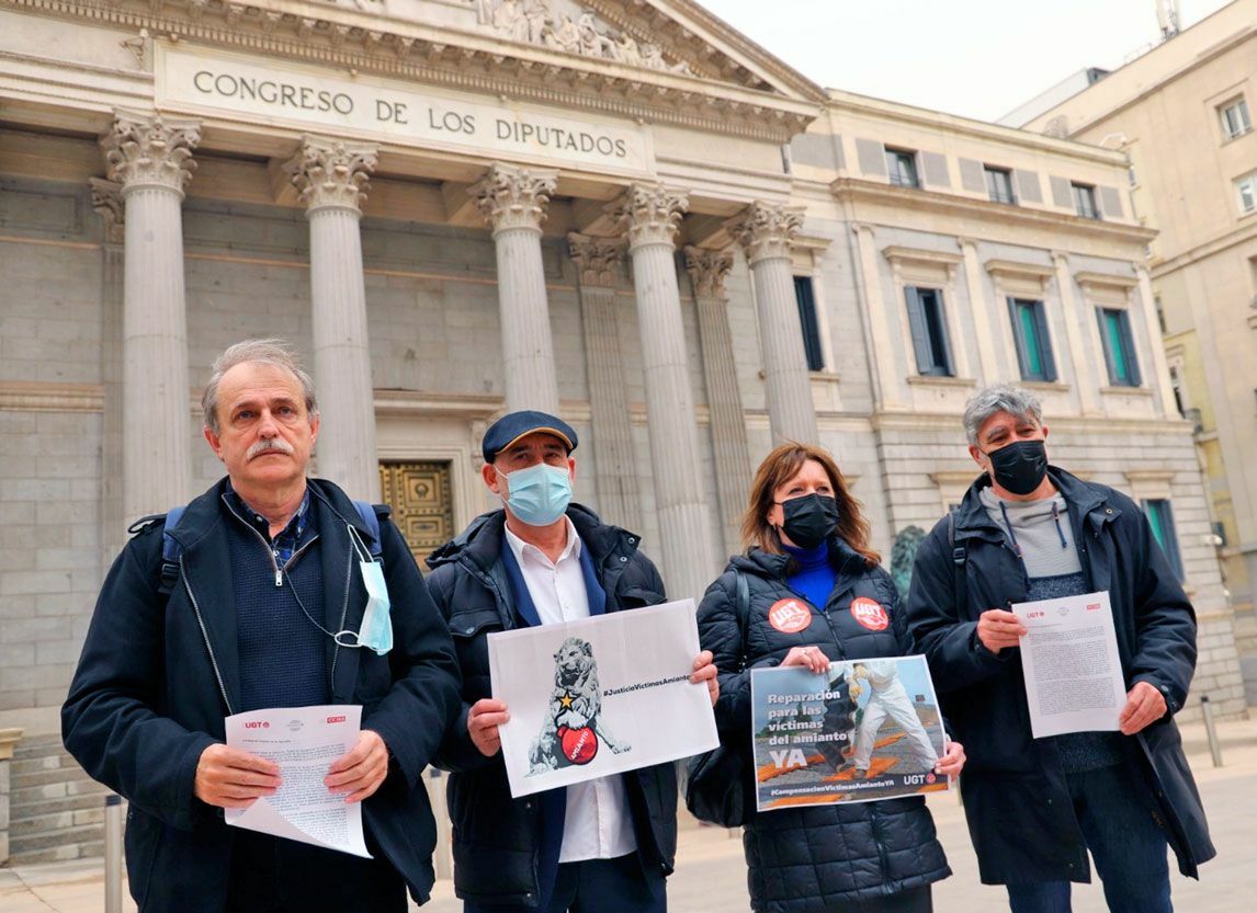 CCOO, UGT y la Federación Estatal de Afectados Víctimas del Amianto (Fedavica) han registrado este martes en el Congreso de los Diputados un documento en el que muestran su indignación por las enmiendas presentadas