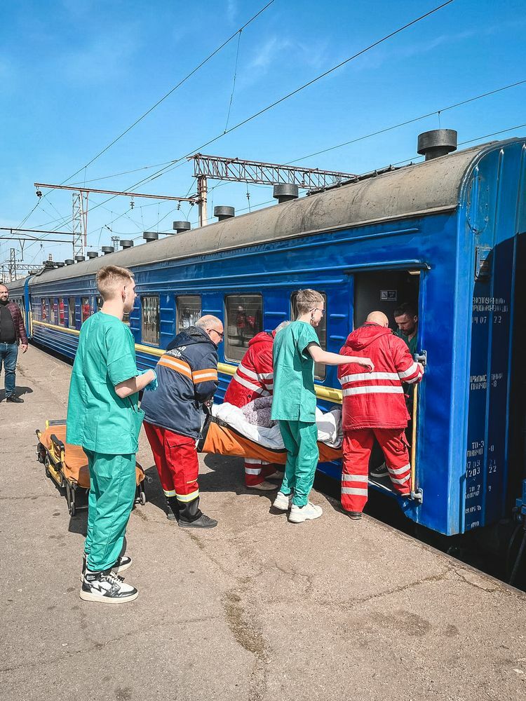 MSF pone en marcha un tren medicalizado para derivar heridos desde el este al oeste de Ucrania
