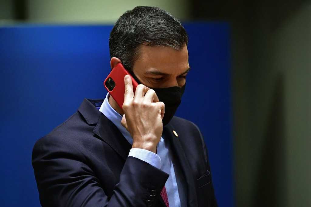 Pedro Sánchez habla a través de su teléfono móvil.