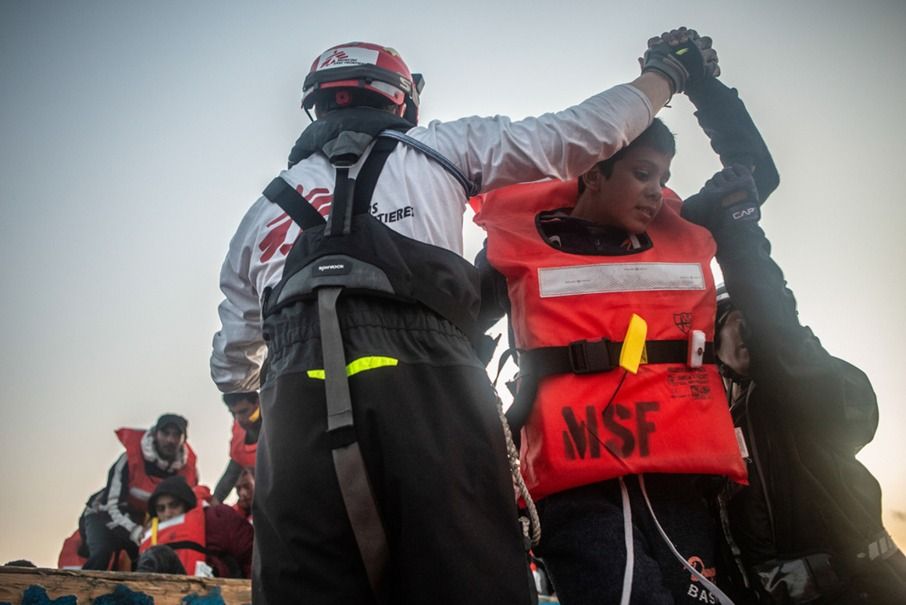 Mediterráneo central, 470 personas rescatadas por elGeo Barents necesitan un puerto seguro