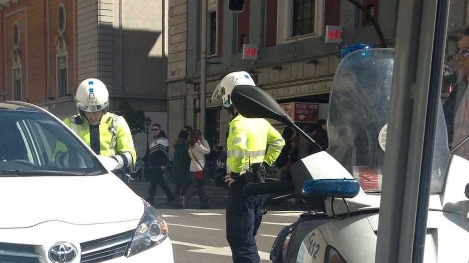 Aguirre huyó de la policía tras aparcar indebidamente en Madrid.