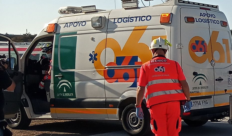 Dos fallecidos y tres heridos graves al volcar un autobús en Pedrera