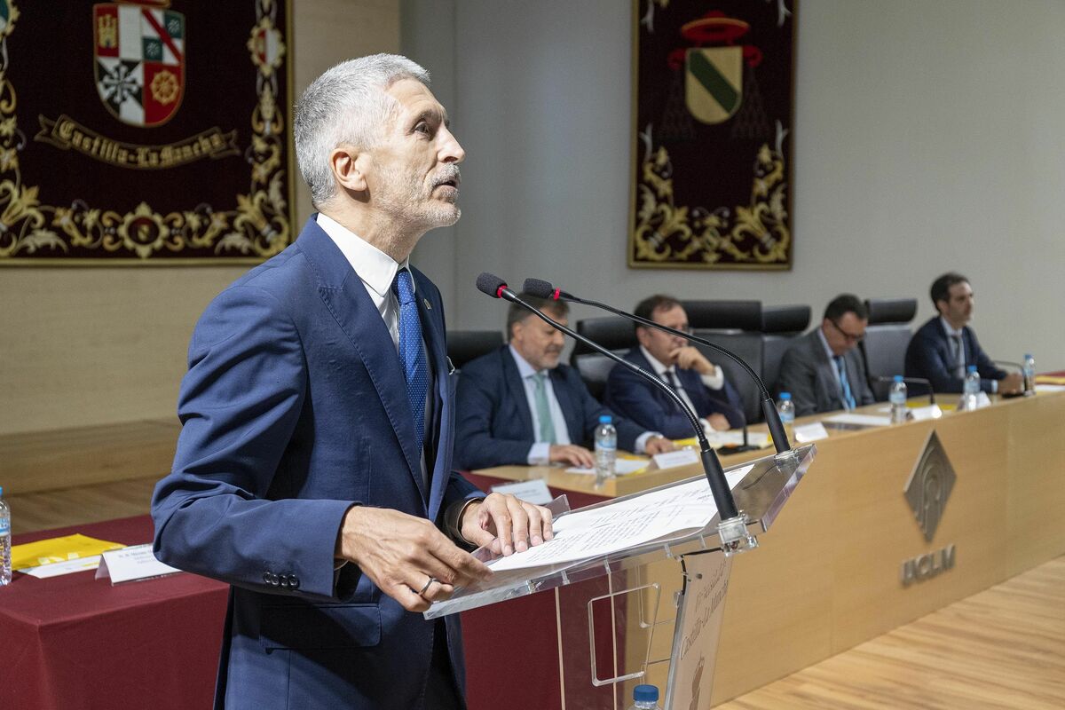 El ministro del Interior ha presidido en Cuenca la entrega de diplomas a los miembros de la XLVIII promoción del Cuerpo de Ayudantes de Instituciones Penitenciarias, foto Miguel Berrocal, Interior