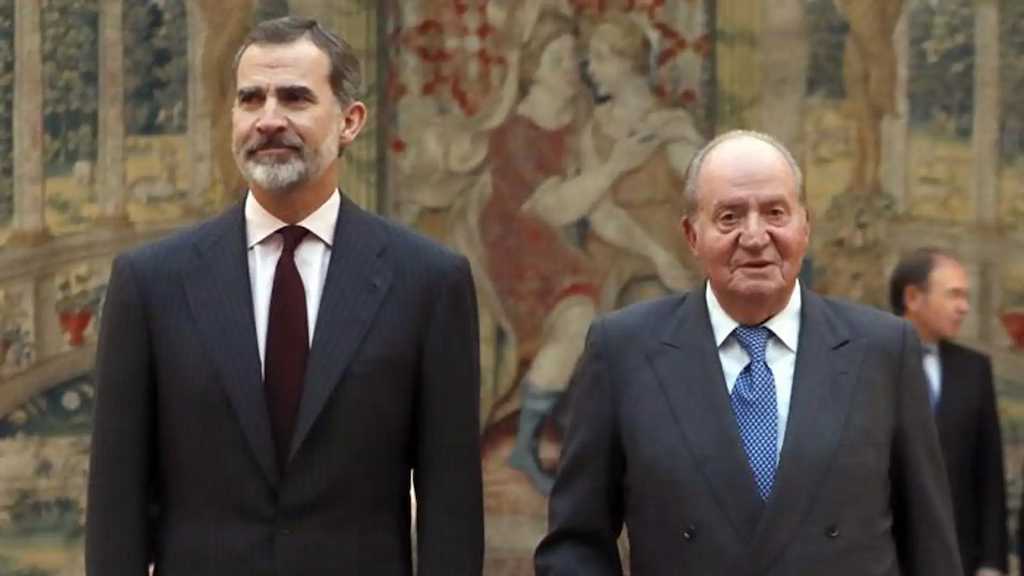 Felipe VI y el rey emérito en una foto de archivo.