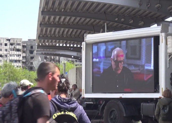 Pantallas en Mariupol difundiendo propaganda rusa