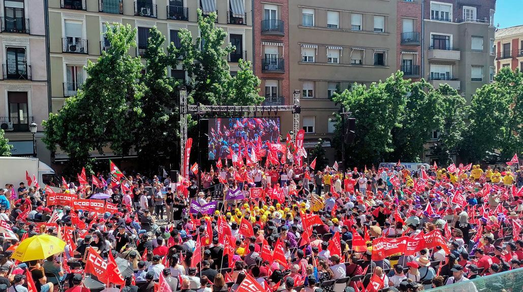 Acto sindical conjunto de CCOO y UGT para reivindicar la subida salarial y la negociación colectiva, bajo el lema: "Salarios o conflictos"