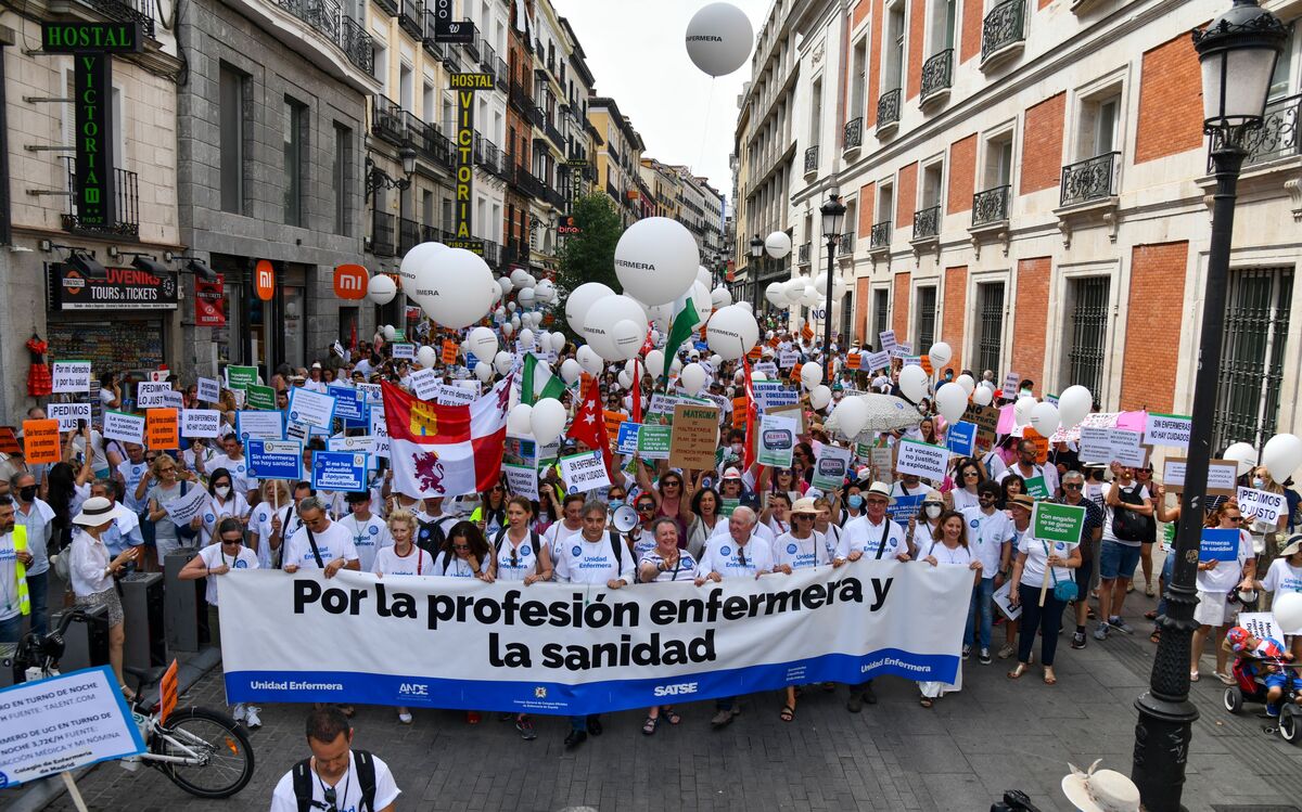 Miles de enfermeras inundan Madrid por el futuro de la Sanidad y sus profesionales, foto Agustín Millán