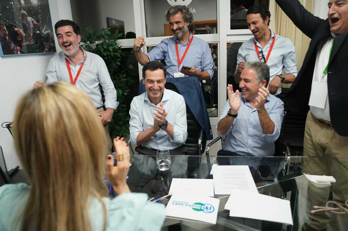 Moreno Bonilla, celebra la victoria con su equipo en su despacho