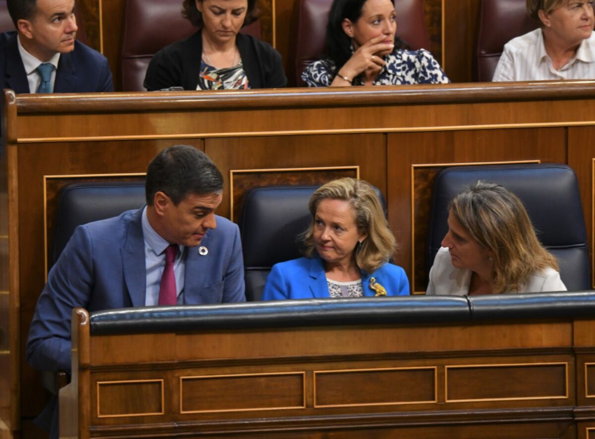 Pedro Sánchez, junto a la vicepresidenta de Asuntos Económicos, Nadia Calviño, en la segunda jornada del debate del Estado de la Nación, foto Agustín Millán