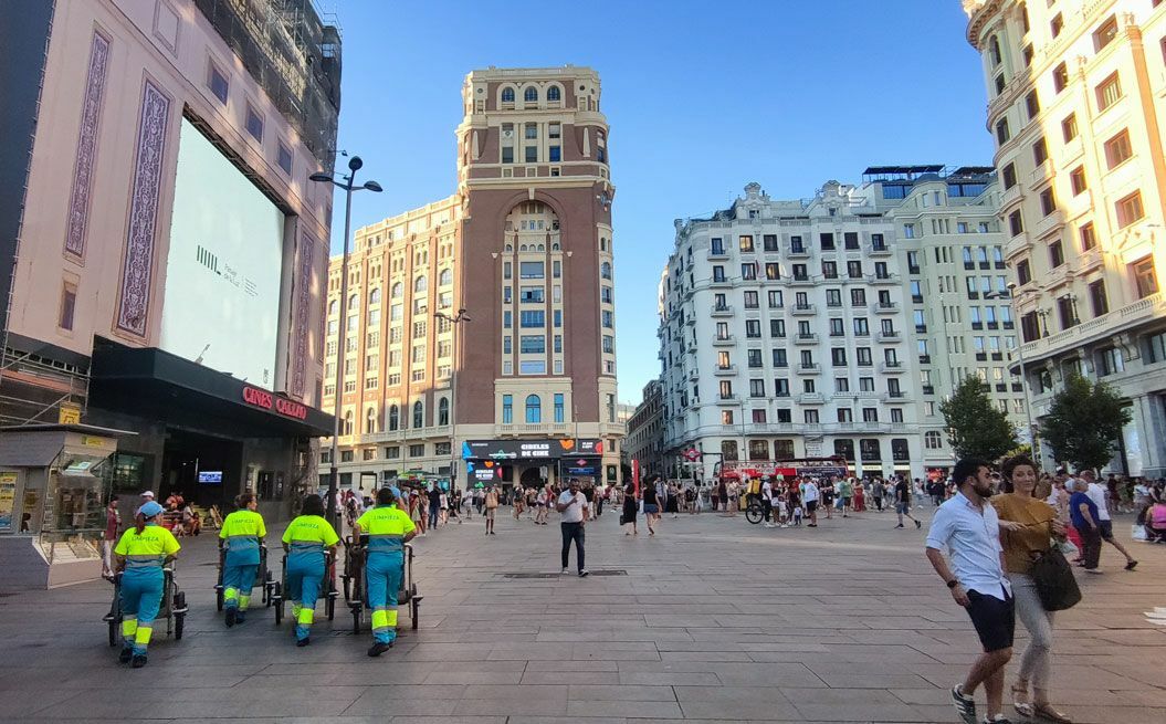 Trabajadoras-del-servicio-de-limpieza-viaria-de-Madrid-barrenderas