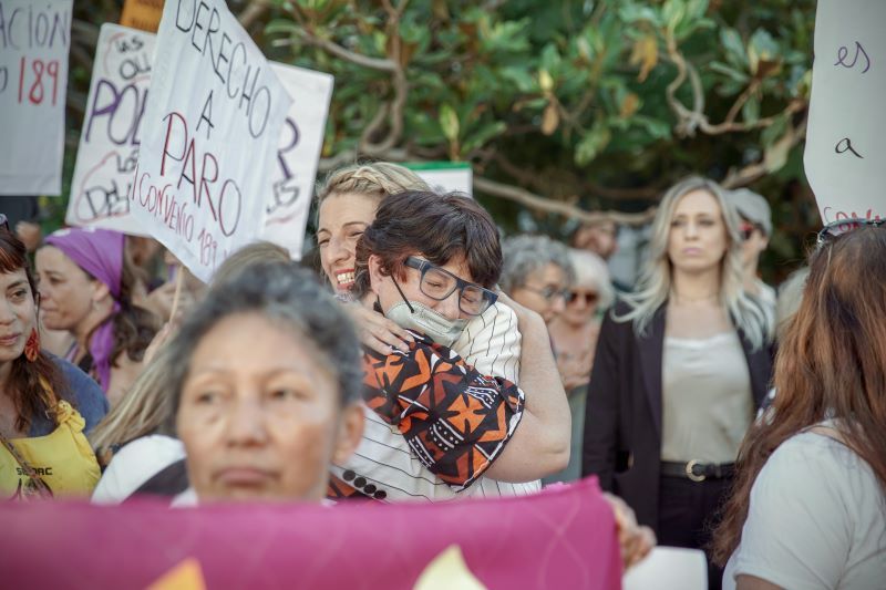 Yolanda Díaz junto a empleadas domésticas en una concentración feminista, el pasado 9 de junio en Madrid