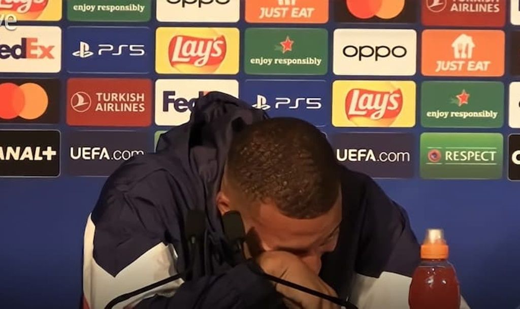 Mbappé estalla en carcajadas durante la rueda de prensa.