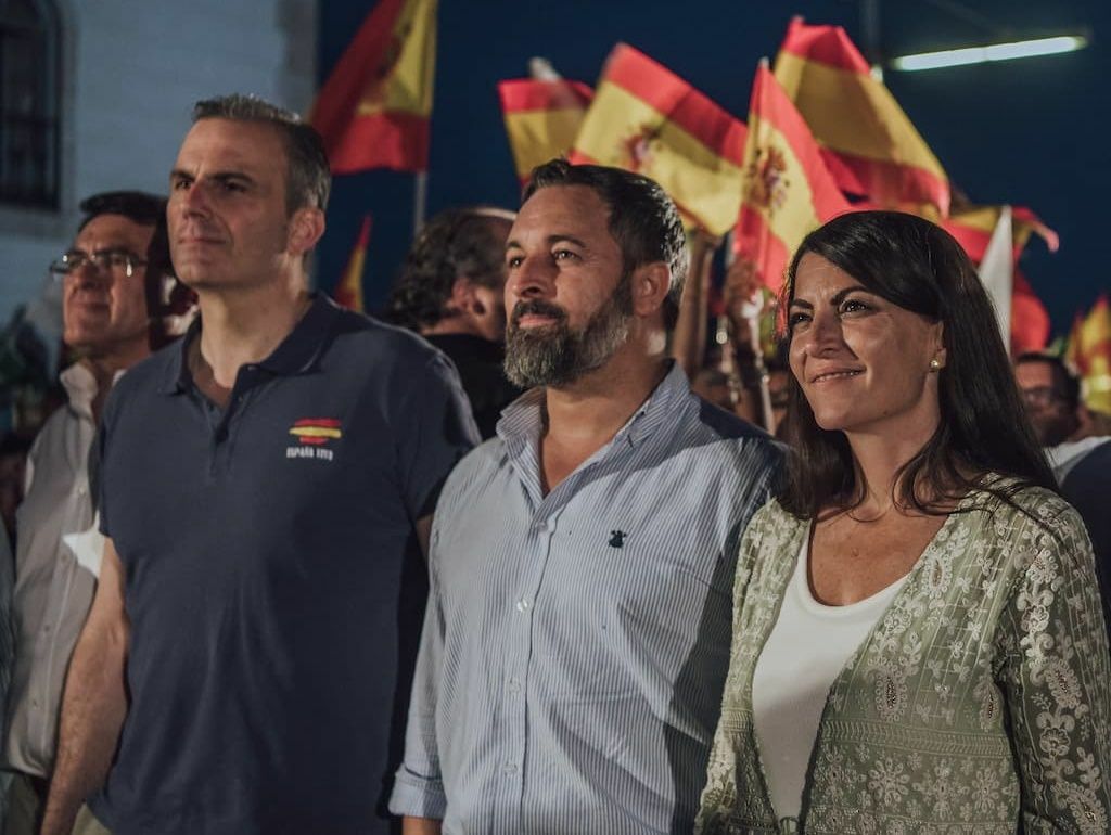 Macarena Olona acompañada de Abascal y Ortega Smith en un acto de Vox en Málaga.