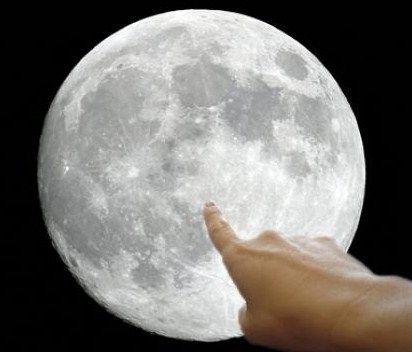 Luna y dedo