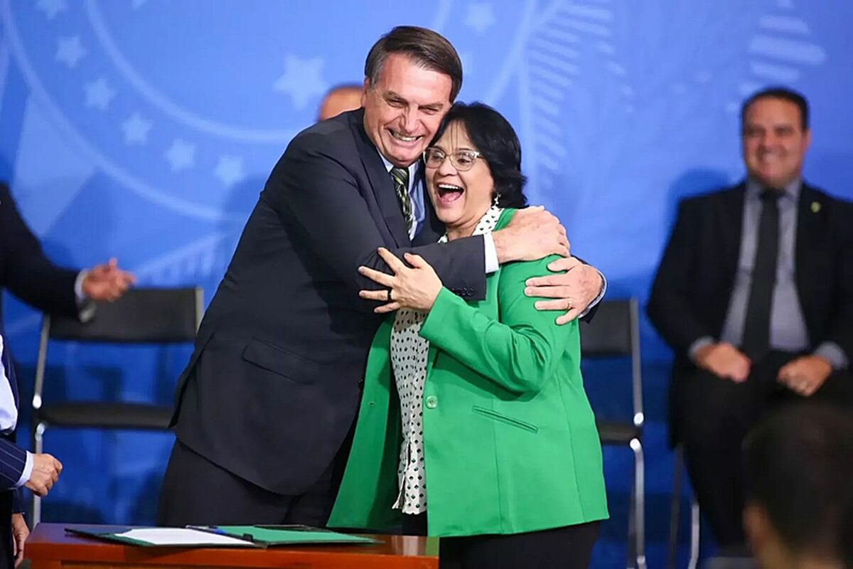 El-presidenta-de-Brasil-Jair-Bolsonaro-con-Damares-Alves-ex-ministra-y-senadora