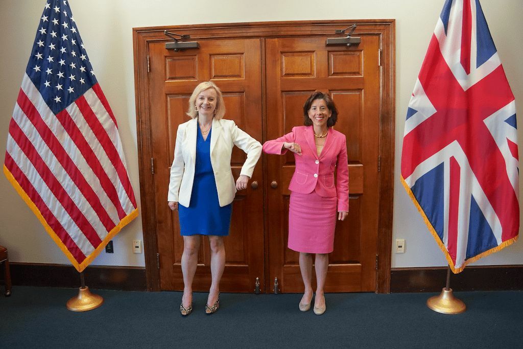 Liz Truss con la secretaria de Comercio americana, Gina Raimondo en una imagen de archivo. Foto: UKinUSA.