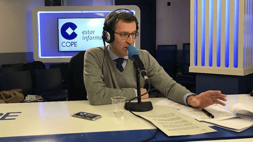 El presidente del PP, Alberto Núñez Feijóo en una entrevista en la radio. Foto: Cadena Cope.