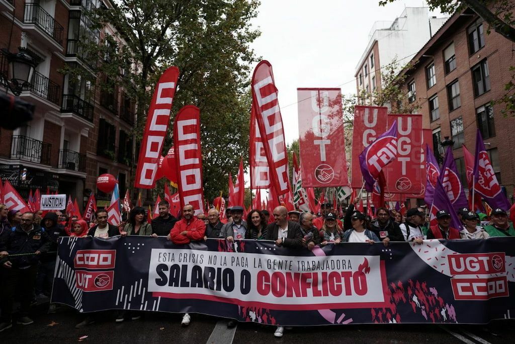 Pepe Álvarez y Unai Sordo encabezan la manifestación organizada por los sindicatos contra la patronal. Foto: CC.OO.