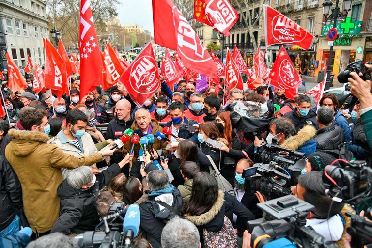 Pepe Álvarez y Unai Sordo, secretarios generales de UGT y CCOO rodeados de periodistas, foto Agustín Millán