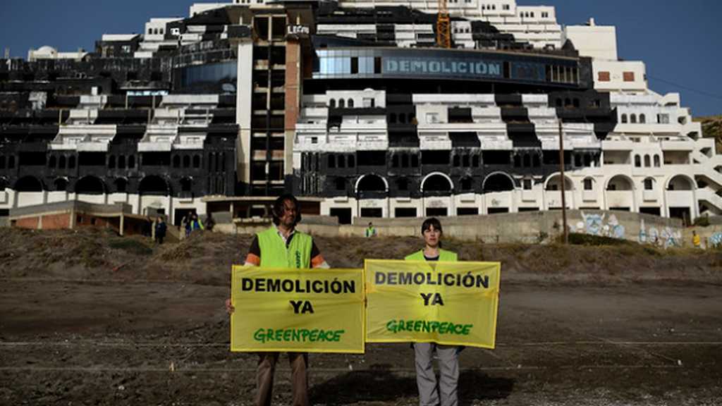 Activistas-Greenpeace-frente-hotel-Carboneras_1747335806_172568460_1200x675