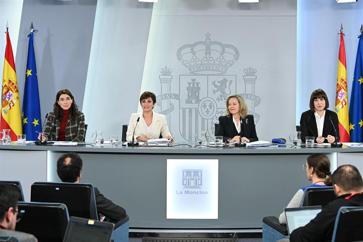 La ministra y portavoz del Gobierno, Isabel Rodríguez, la vicepresidenta primera y ministra, Nadia Calviño,