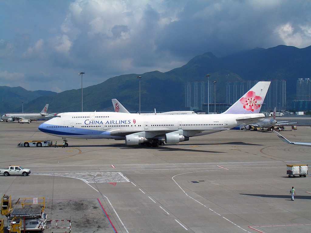 1280px-China_Airlines_B747-409_(B-18275)_at_Hong_Kong_International_Airport