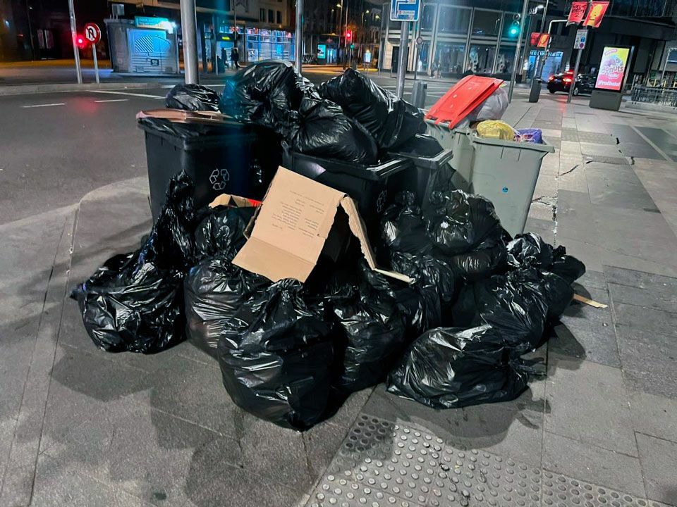 Las-calles-de-Madrid-han-aparecido-llenas-de-bolsas-de-basura