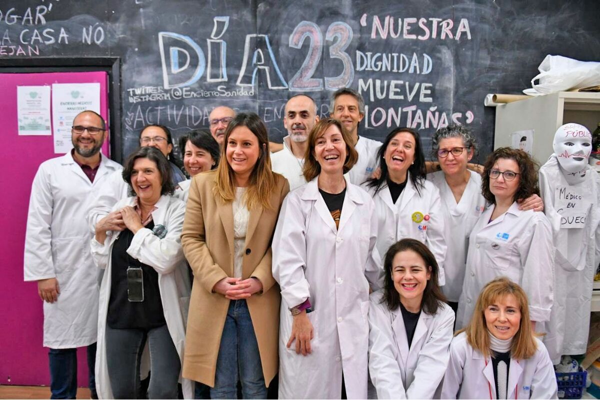 Alejandra-Jacinto-con-los-médicos-de-atención-primaria-encerrados-en-Manoteras