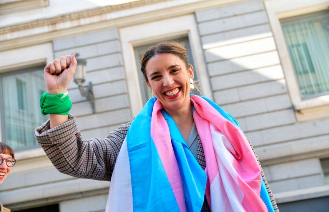 Irene-Montero,-ministra-de-Igualdad-con-la-bandera-trans