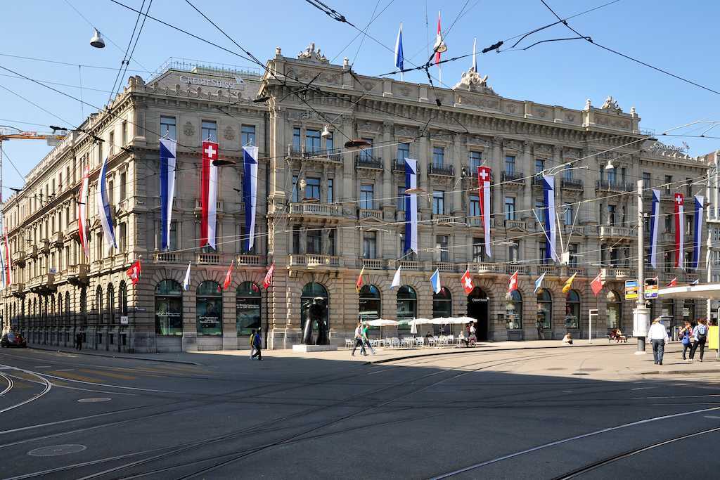 Credit_Suisse_-_Paradeplatz_2011-08-01_16-35-48_ShiftN