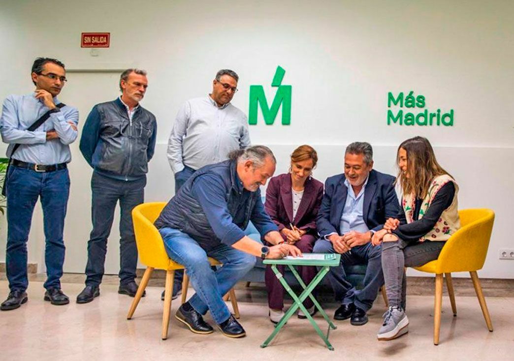 Mónica-García-firmando-el-compromiso-con-los-representantes-de-la-Federación-del-Taxi-y-Élite-Taxi