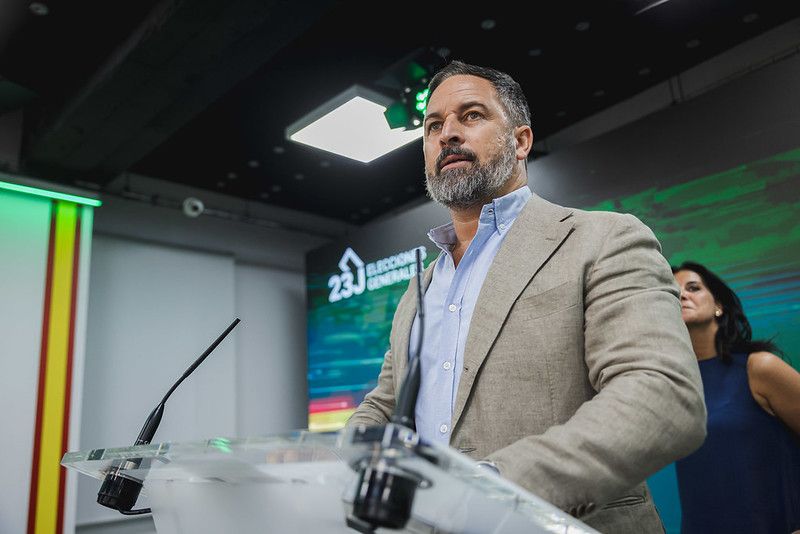 Abascal amenaza con romper pactos autonómicos con el PP si aceptan la distribución de menores migrantes